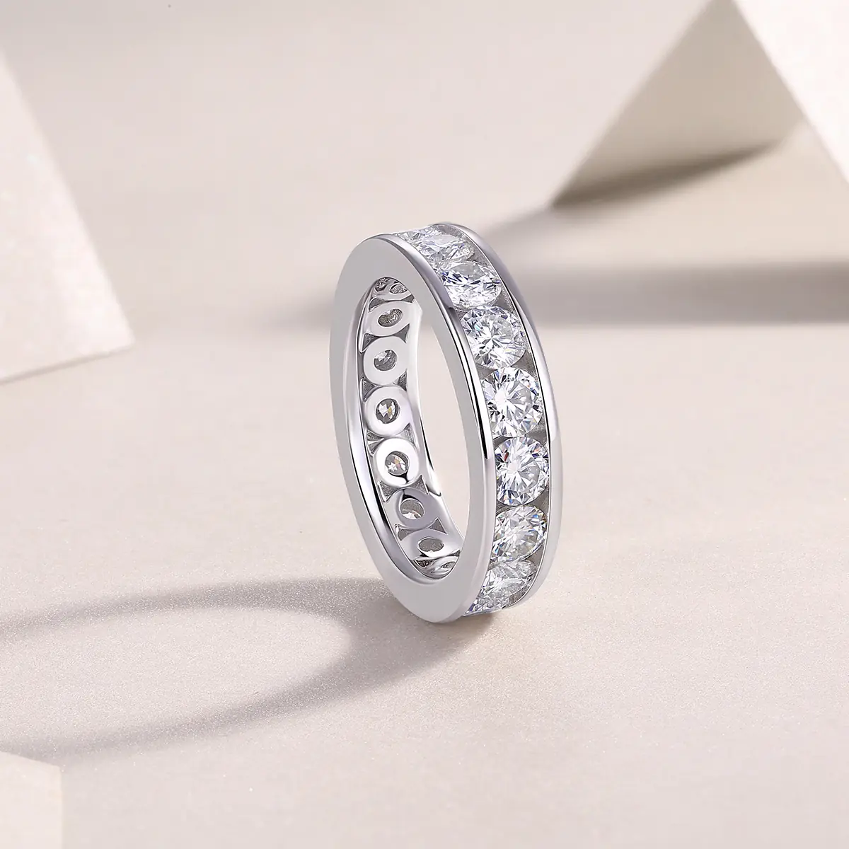 Ezüst karika gyűrű Moissanite kövekkel