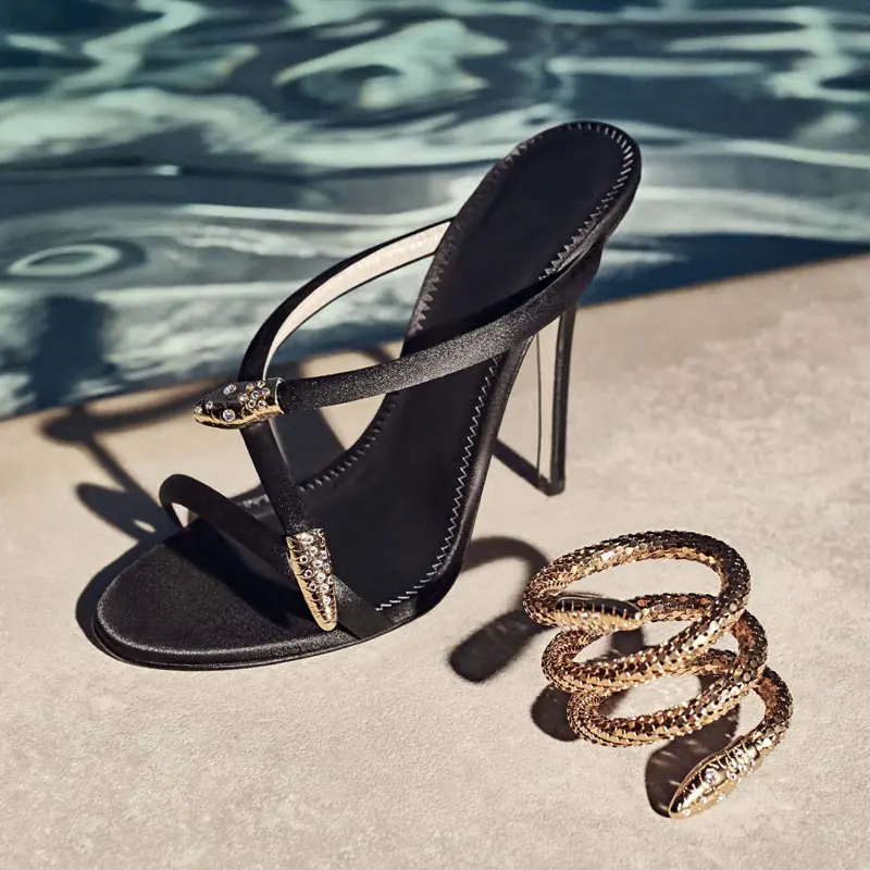 Szexi női elegáns tűsarkú szandál