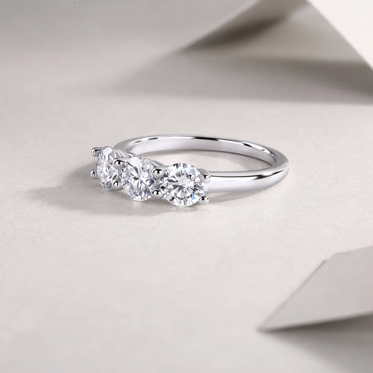 Moissanite kövekkel díszített ezüst gyűrű