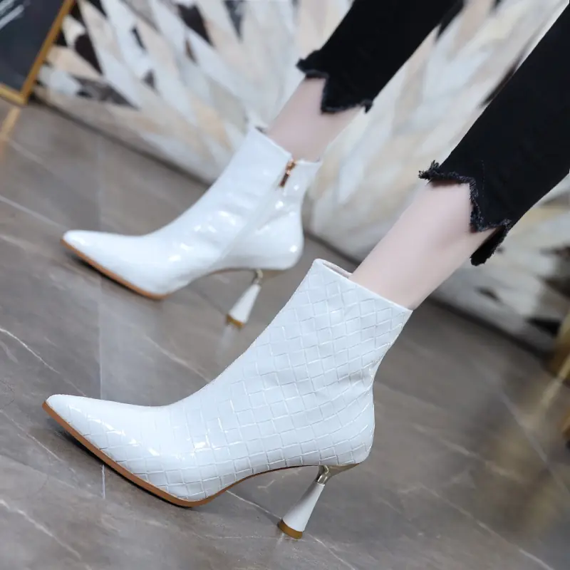 Női tűsarkú csizma